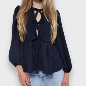 Blus - Säljer denna så fina blusen från meet me there aldrig använd 🤍