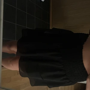 Svart volangkjol  - Säljer denna söta volangkjol från Chelsea 🩷