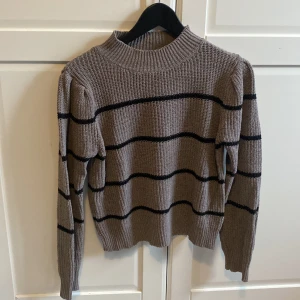 Stickad tröja  - Stickad tröja från Shein. Använd 1 gång