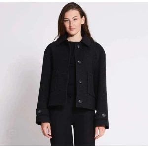 Kappa - En svart kappa fårn lager 157🥰 jättebra skick och varm till hösten! Dessutom väldigt trendig😍