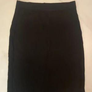 Fillipa K Kjol - Säljare denna jätte fina tighta korta Fillipa K kjol. Nypris omkring 1100 och säljs nu för endast 450. kjolen är i mycket bra skick och väldigt trendig! Vid fråga så är det bara att höra av sig💕