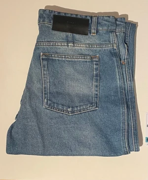 Ami Paris - Ami Paris Flared Fit Jeans  Använda ett fåtal gånger, jättebra skick!  Jag har lagt upp dom, därav lägre pris.   Retail 2400kr
