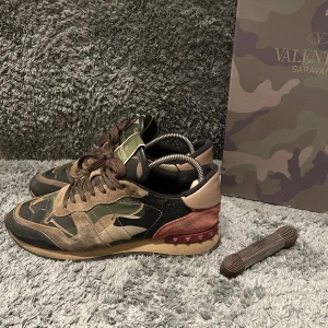 Valentino rockrunners  - Tja säljer nu dessa feta rockrunner skorna i ett bra skick 7/10. färgen är army green. Nypris ca 7899.Mitt pris 1499. Lite småskavanker.Storlek 40 stora i storleken så 42 .låda och snören medföljer.Möts upp i Stockholm eller fraktar spårbart via postnord📦