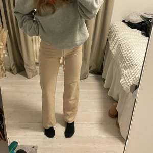 Mjukisbyxor  - Supersnygga mjukisbyxor från hm som tyvärr blivit för små för mig 🥲aldrig använda!