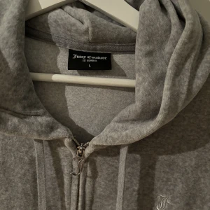Juicy hoodie - Grå Juicy hoodie i stl L. Använd fåtal gånger, som ny! Inköpt mars -23.  