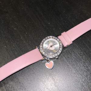 Super söt rosa klocka med strass runt och en hjärt berlock💗 ytterst lite använd