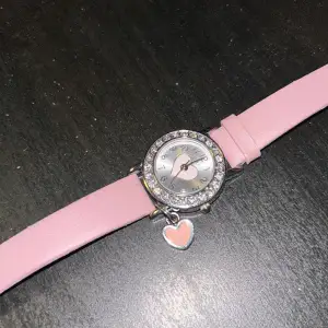 Super söt rosa klocka med strass runt och en hjärt berlock💗 ytterst lite använd