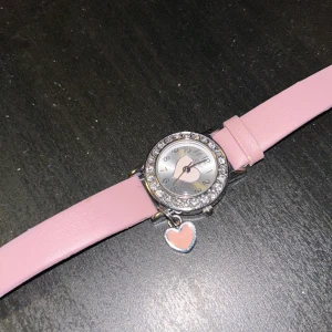 Klocka  - Super söt rosa klocka med strass runt och en hjärt berlock💗 ytterst lite använd. Den behöver bytas batteri.