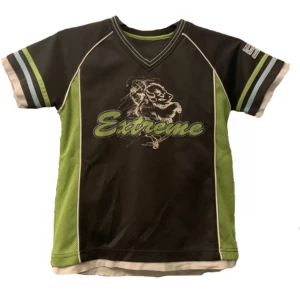 T-shirt Extreme - T-shirt med tryck. Bra skick! Vill du ha bild på hur den sitter på så gör jag det på förfrågan. Storlek står tyvärr inte med men den sitter som en xs/s