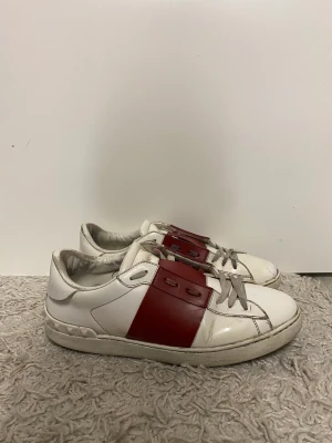 ✨Valentino open✨ - Valentino opens.✨ Storlek: 43 (kan även passa 44) Skick: 6-7/10 imo🌟 Endast skorna medföljer✅ Bud: 1050kr Bin: 1500kr Vid frågor, fler bilder eller andra funderingar så är det bara att skicka meddelande 🦋