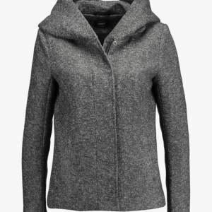 Säljer denna otroligt fina kappa från Only. Använd extremt få gånger så helt som ny. Den är mer ljusgrå en på den första bilden!