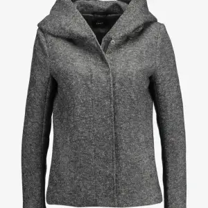 Säljer denna otroligt fina kappa från Only. Använd extremt få gånger så helt som ny. Den är mer ljusgrå en på den första bilden!