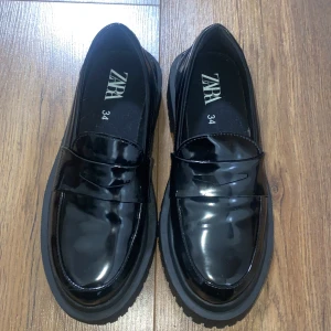 zara loafers - barn loafers i storlek 34. Aldrig använda då de inte passat. Nypris är 400, säljer för 250. 