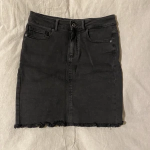 Svart jeanskjol  - Svart jeanskjol från märket pieces🖤 Stretchigt och bekvämt material Fint skick Storlek S