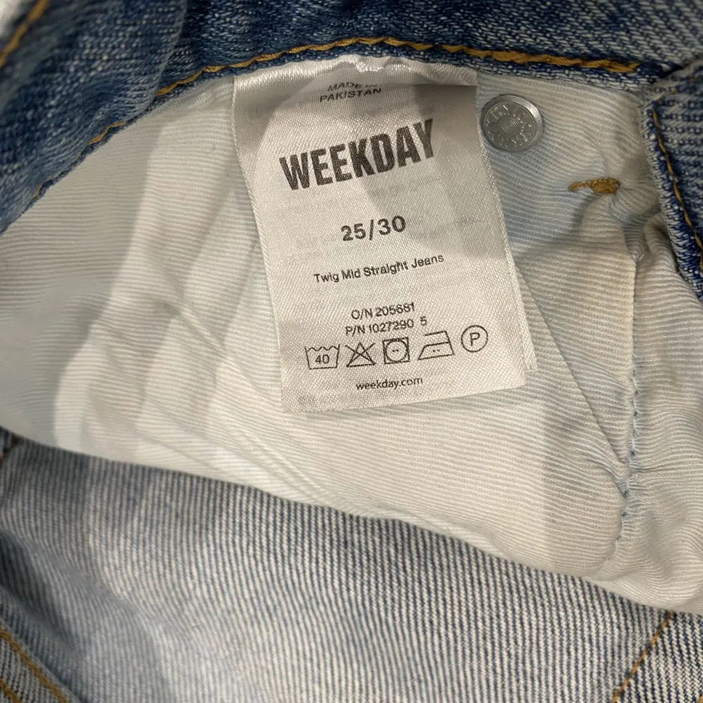 Low Waist jeans från weekday. Midjans nedre kant är format som ett v. . Jeans & Byxor.