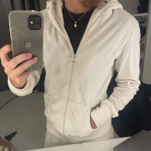 Zip up hoodie - En vit/ cream färgad zip up. Mjukt material och väldigt skön. Lite detaljer vid fickorna. Strl s. 100 + frakt. 