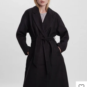 Svart kappa - Kappa från vero Moda, storlek M. Bra skick, bara lite nopprig på insidan. 