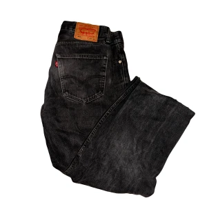 Levis 501 jeans - Feta levis 501or som jag säljer pga kommer ej till användning, priset är billigt pga de har blivit faded.