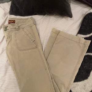 Jättefina lågmidjade gröna jeans från Hollister köpta secondhand, Passar perfekt nu till hösten⭐️midjemått 35cm o inerbenslängd 80cm