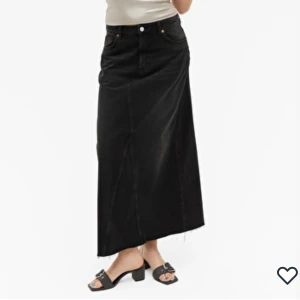 lång jeanskjol - Säljer en svart lång kjol i denim från monki. Använd fåtal gånger då den är för stor. 
