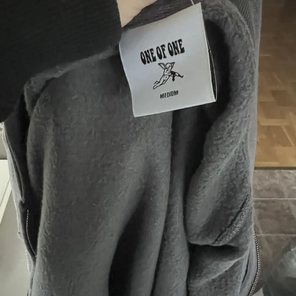 Grå zip hoodie från one of one  Använd fåtal gånger  Är i bra skick  Nypris 1000kr. Hoodies.