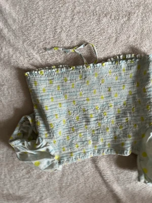 Fin Puffarmad tröja - Puffarmad tröja från zara som jag använt ett par gånger nu. Jag tycker den har blivit för kort så därför säljer jag den. ORGINAL pris 250 kr på zara