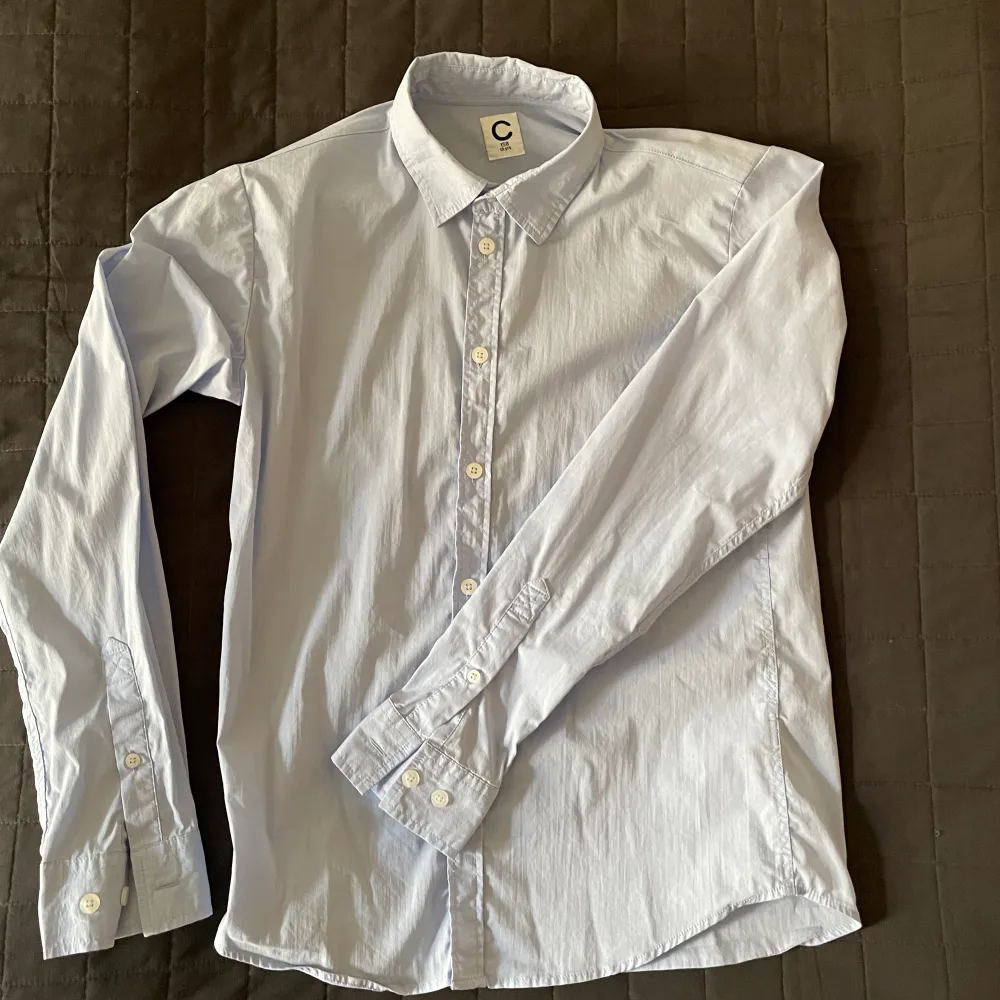 Ljusblå bomullsskjorta från Cubus, 158 cl. Använd en gång = nyskick. . Skjortor.
