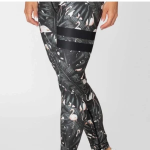 Stronger - Säljer mina stronger tränings tights med flamingo, de är i fint skick och de är i storlek xs💕