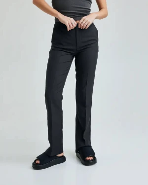 Vilma kostymbyxor Bikbok - Säljer nu dessa super fina kostymbyxor ifrån Bikbok💗 säljer pga av att dom är förstora för mig. Köparen står för frakten💕köpta för 500 och säljer nu för 250 ,priset kan diskuteras. kontakta mig vid frågor och om du vill ha fler bilder😊