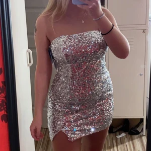 Nyårskkännig - Den perfekta och drömmiga nyårskkänningen, har använt den en gång. Är 164cm lång (som referens). 