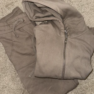 Lager 157 set  - Säljer mitt set från lager 157 som endast är använt en gång. Xs på byxorna s på tröjan 