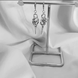 StilSthlm  - Så snygga örhängen finns i guld och silver.  Köp för 99kr/st Eller par för 179kr Modell 047/ 092