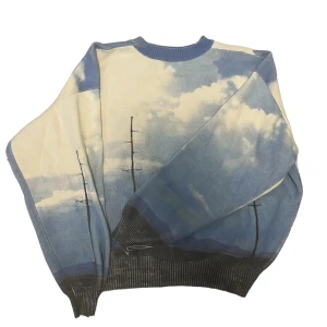 Axel Arigato grafisk knit - Använd men i väldigt bra skick. Super cool tröja, cropped och nice fit. Passar inte mig längre. Storlek M Jag är 191cm lång men den är lite liten. Taggen är borta på insidan. Tröjan säljs inte längre. Priset kan diskuteras 