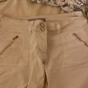 Lågmidjade jeans! - Supersnygga lågmidjade jeans finns inte att köpa! Bootcut Innerben 83 midja rakt över 39 Lår ca 20