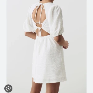 Studentklänning  - Den jättefina, populära studentklänningen från Gina! Så fin unik öppenrygg, lite babydoll-modell. Både jag och min kompis har samma på sista bilden!💗