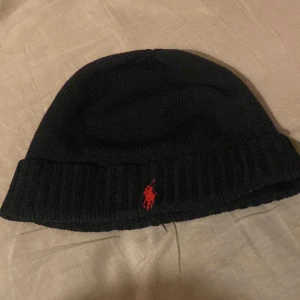 Ralph lauren mössa  - Inga skador eller liknande  Väldigt fin mössa 