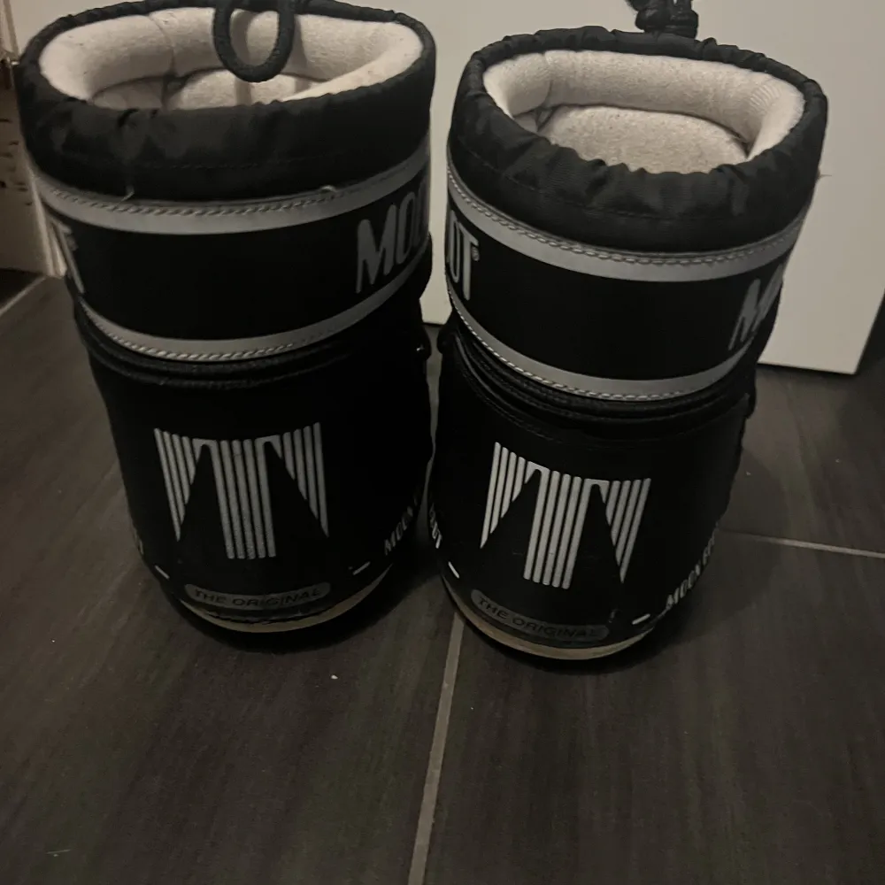 Säljer mina låga moon boots eftersom jag då inte gillar de längre. Det är storlek 36-38. Inget fel på dom, ser ut som nya. . Skor.