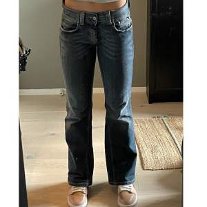 Lågmidjade vintage jeans med fina fickor:) stretchiga så passar xs-m! Är 169 på bilden.