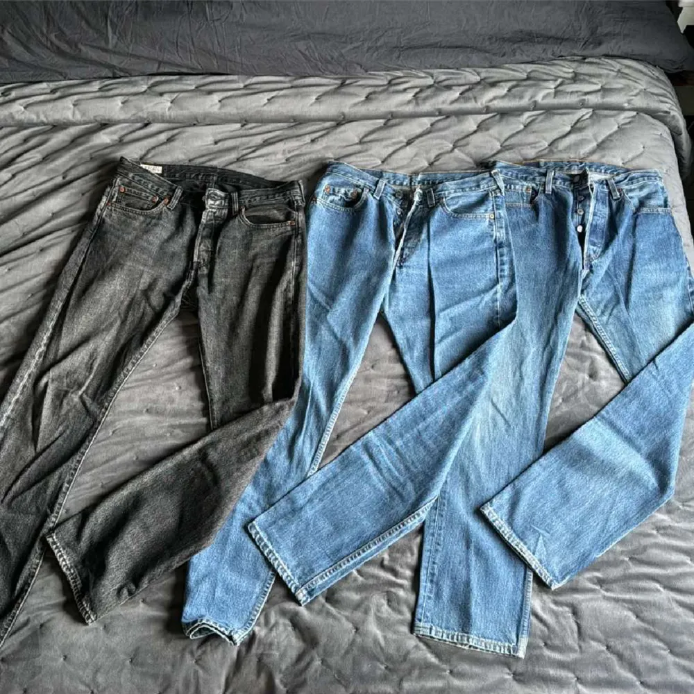Säljer tre par jättesnygga Levis jeans då min bror växt ur dem. Två st 501 och ett par 510. Svarta har storlek W30 L32. Ena blåa har W31 L32. 450kr/st.. Jeans & Byxor.