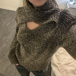 stickad tröja - säljer denna stickade polotröja med cut out där fram från zara, endast använd en gång så i superfint skick. 💖🫶🏻