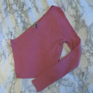 Jättefin rosa enärmad tröja från hm i stl s. Säljer då den tyvärr inte kommer till användning🩷🩷50kr + frakt 