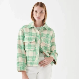Jacka från Gina tricot - En grön vit rutig jacka från Gina tricot. Sparsamt använd och utan några anmärkning. Jag är egentligen storlek s men denna jacka i storlek m sitter bra på mig. En super fin jacka!