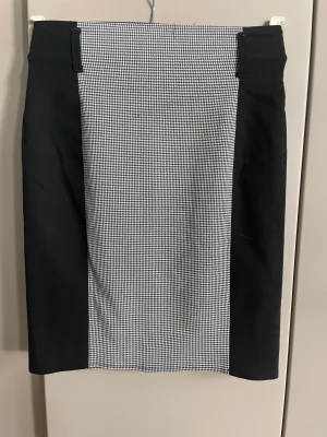 Kjol 34 - Fint skick  Midjemått 64 cm Längd 50 cm