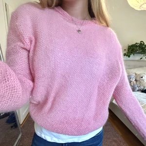 Rosa stickad tröja  - En otroligt fin och lätt stickad tröja ifrån Filippa K🩷Har älskat denna men säljer då det tyvärr inte riktigt är min färg längre. Den är som ny och köpt för ca 2000kr, säljer för 600