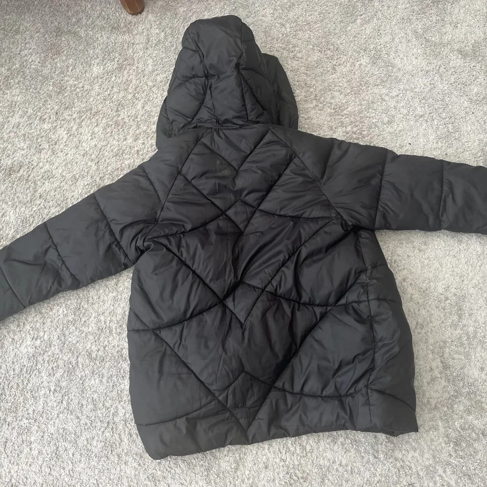 Svart Vår/höst jacka, lång modell, bra skick. Takit.