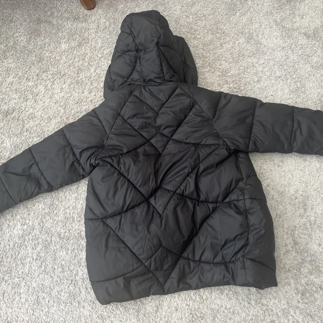 Svart jacka med huva - 90