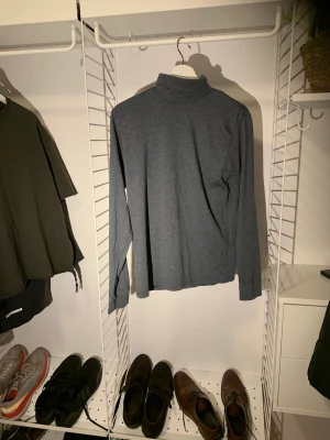 Munktröja grå herr  - Ski industries  Size M Begagnat  Mycket bra skick 