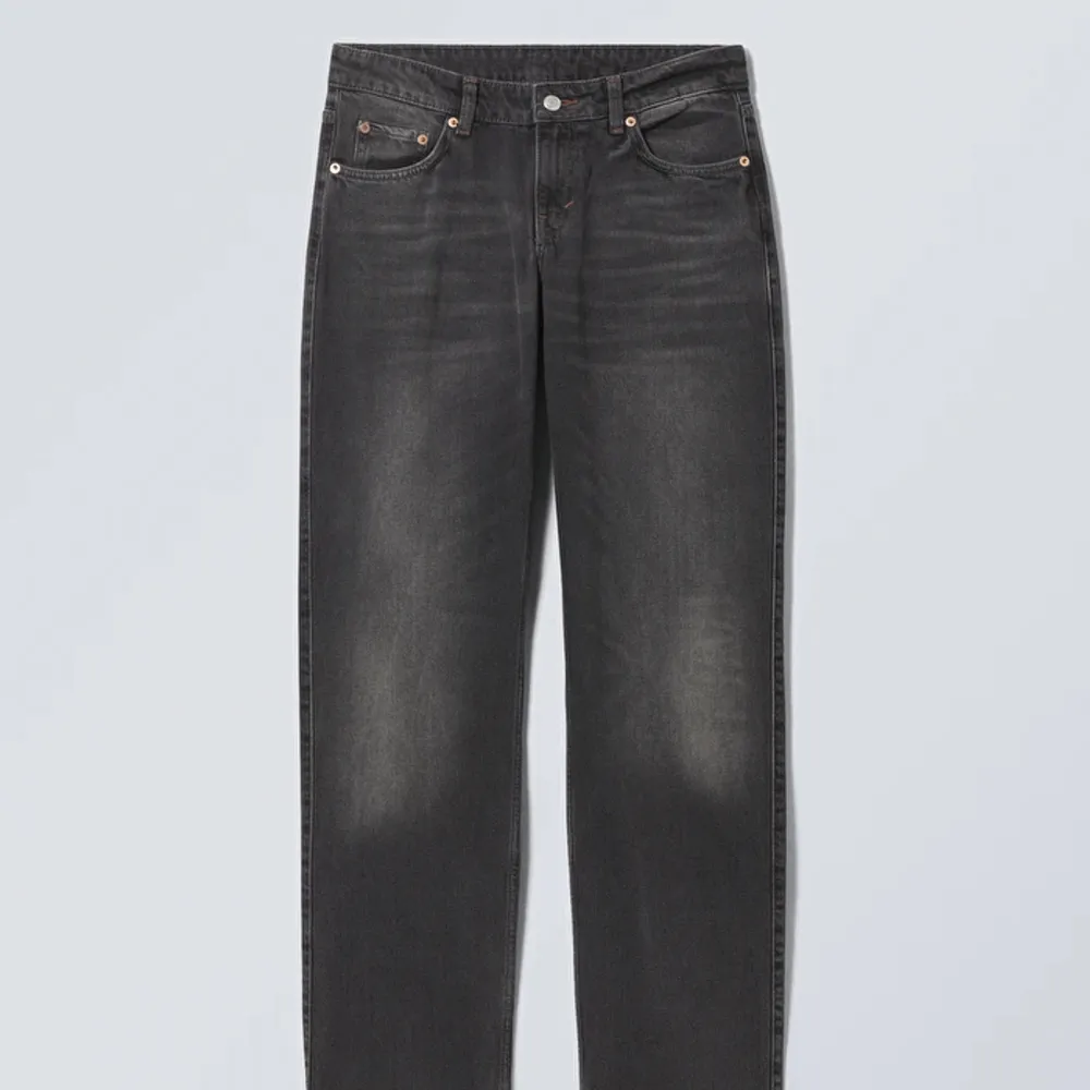 Säljer nu dessa Arrow Low Straight Jeans från Weekday i färgen ”noir black”. Jeansen är i storlek 24/30 och sitter perfekt på mig som är ca 164. De är använda fåtal gånger, så mycket bra skick!! Hör av dig vid funderingar. (Frakten stämmer ej). Jeans & Byxor.