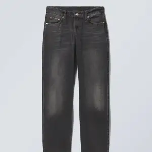 Säljer nu dessa Arrow Low Straight Jeans från Weekday i färgen ”noir black”. Jeansen är i storlek 24/30 och sitter perfekt på mig som är ca 164. De är använda fåtal gånger, så mycket bra skick!! Hör av dig vid funderingar. (Frakten stämmer ej)