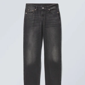 Arrow low straight jeans  - Säljer nu dessa Arrow Low Straight Jeans från Weekday i färgen ”noir black”. Jeansen är i storlek 24/30 och sitter perfekt på mig som är ca 164. De är använda fåtal gånger, så mycket bra skick!! Hör av dig vid funderingar. (Frakten stämmer ej)